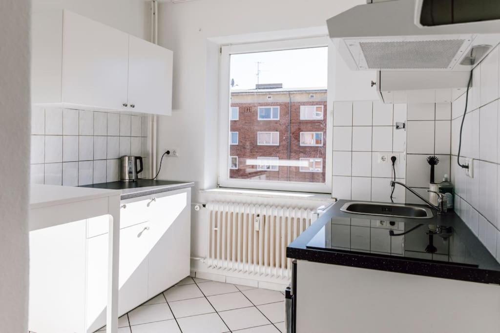Komplett Neu: 2-Zi Zentral Im Altbau. 24H-Checkin 킬 외부 사진